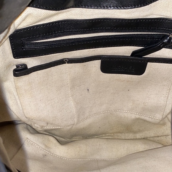 Gorgeous Leather Michael Kors Shoulder Bag - Picture 7 of 11